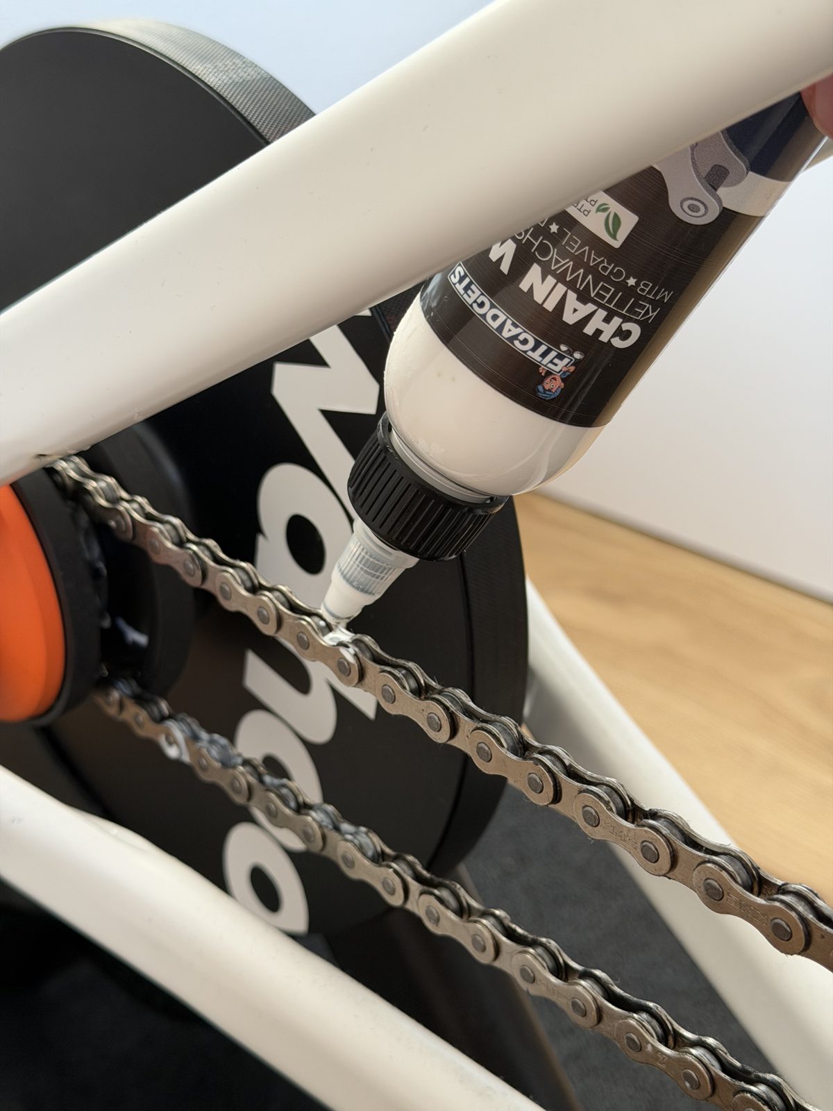 Fitgadgets Tropfwachs auf die Kette des Zwift Ride Indoor-Bikes auftragen